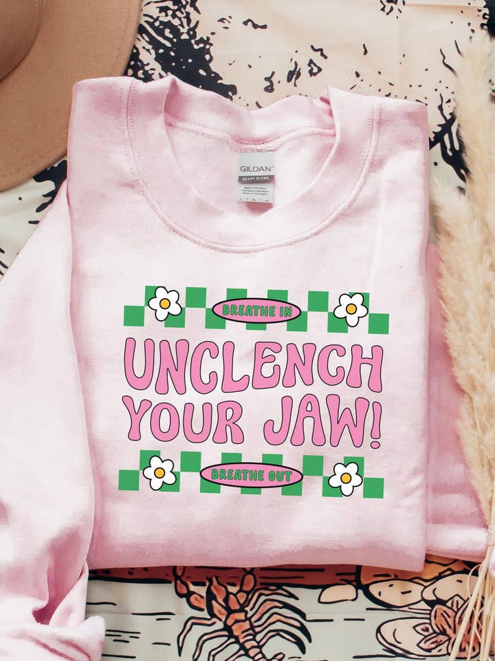 Sblocca il girocollo a mandibola per la vendita all'ingrosso da parte di Shop Alloe | Print & Media Co.