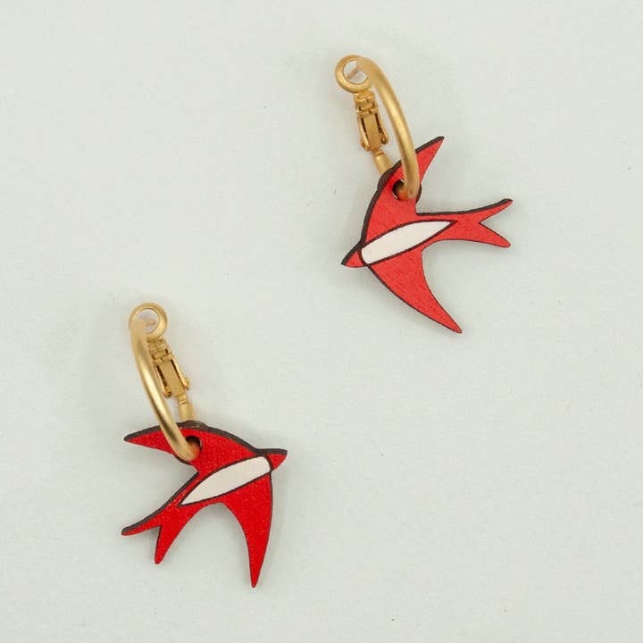 Orecchini Rondine Rosso Scarlatto per la vendita all'ingrosso da parte di Materia Rica ☀️