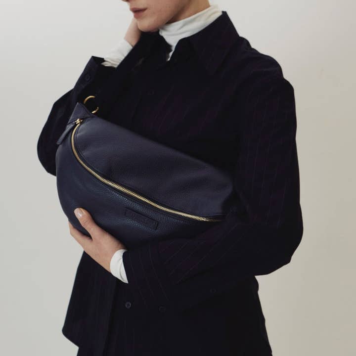 HIP BAG Maxi Midnight - Sac à bandoulière en cuir doré clair pour la vente par TIEFENBACHER LEHMANN