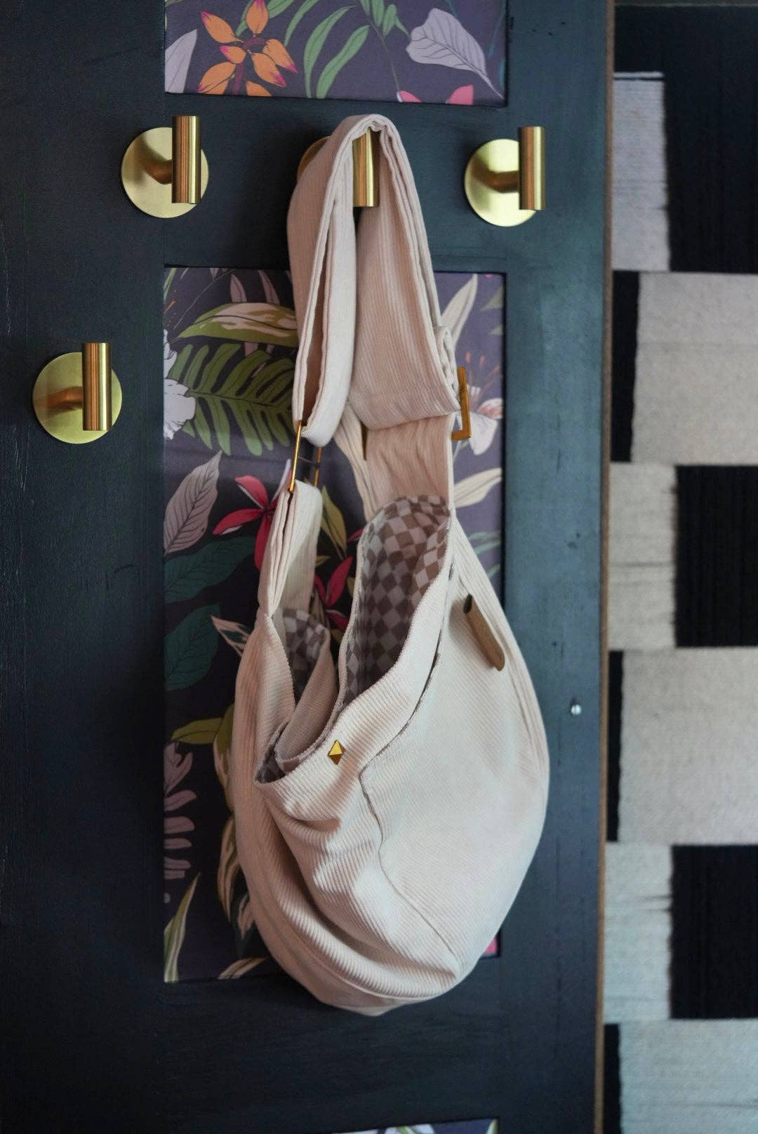 Bianco e Abbronzatura Marsupio portapet 'Tucker' di Moxxie in vendita all'ingrosso su Faire2