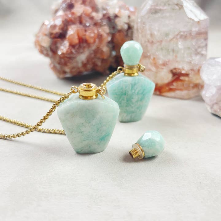 Ewelina Pas Jewelry – Großhandel Kette mit Anhänger/Charm – Halskette aus goldfarbenem Pentagon mit Amazonit-Flasche