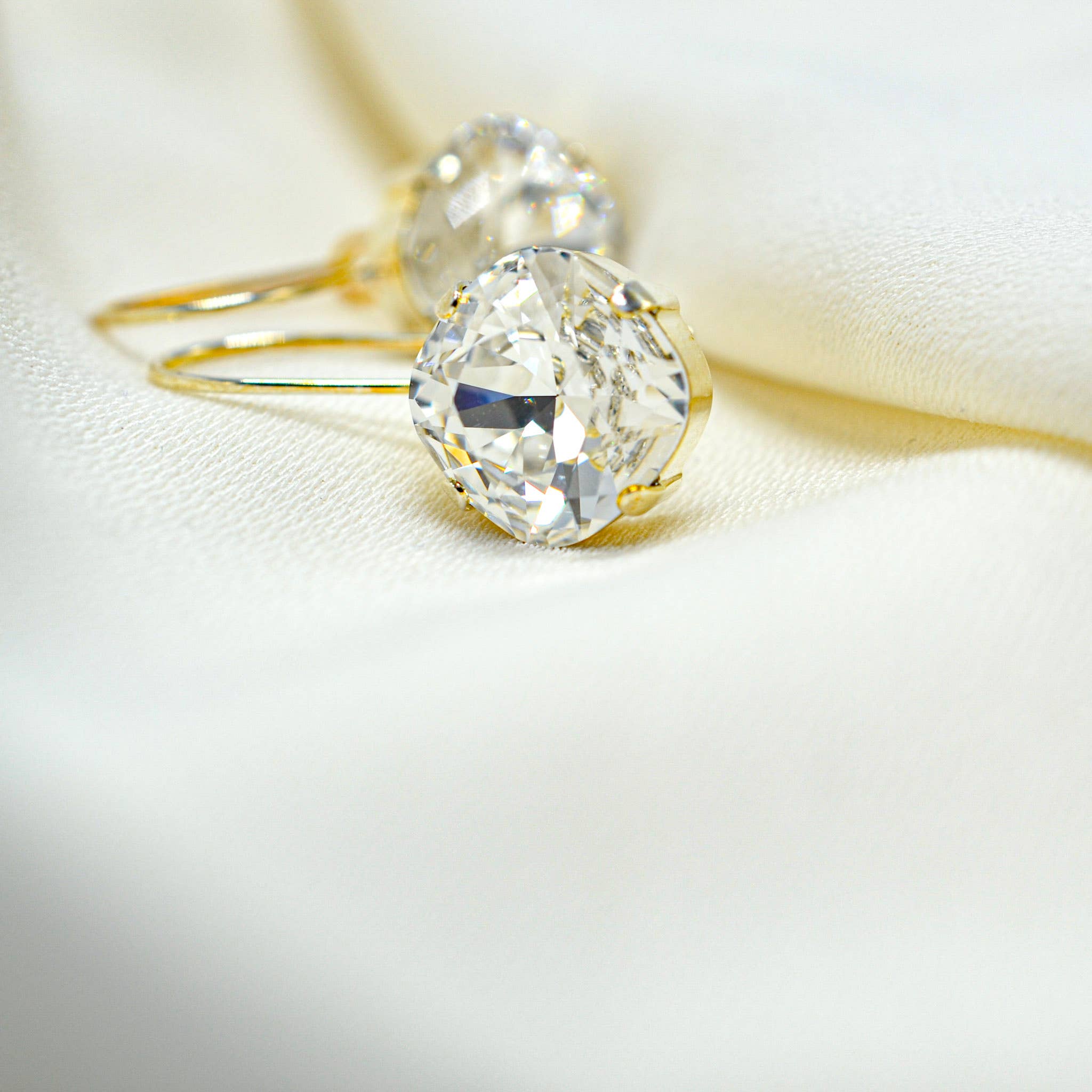 Sela+Sage – Großhandel Ohrhänger – Ohrringe mit Goldverschluss/-haken/-hebel und Swarovski-Strasssteinen2