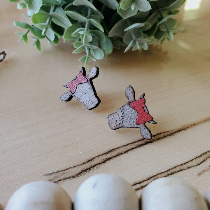 Cute Cow Øreringe, Post Træøreringe, Stud Brugerdefinerede smykker, for engroshandel hos Daniels Handmade Indy, LLC