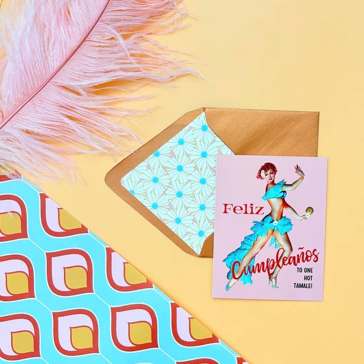 Mod Lounge Paper Company - Vente Cartes d'anniversaire - Carte d'anniversaire Vintage Pinup Hot Tamale de Feliz Cumpleaños1