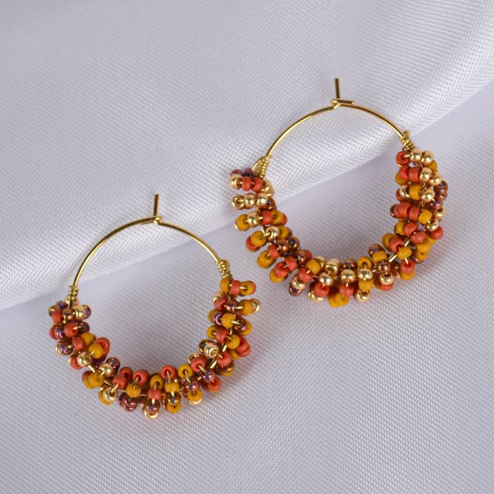 Créoles en perles tons terre pour la vente par Linati Studio