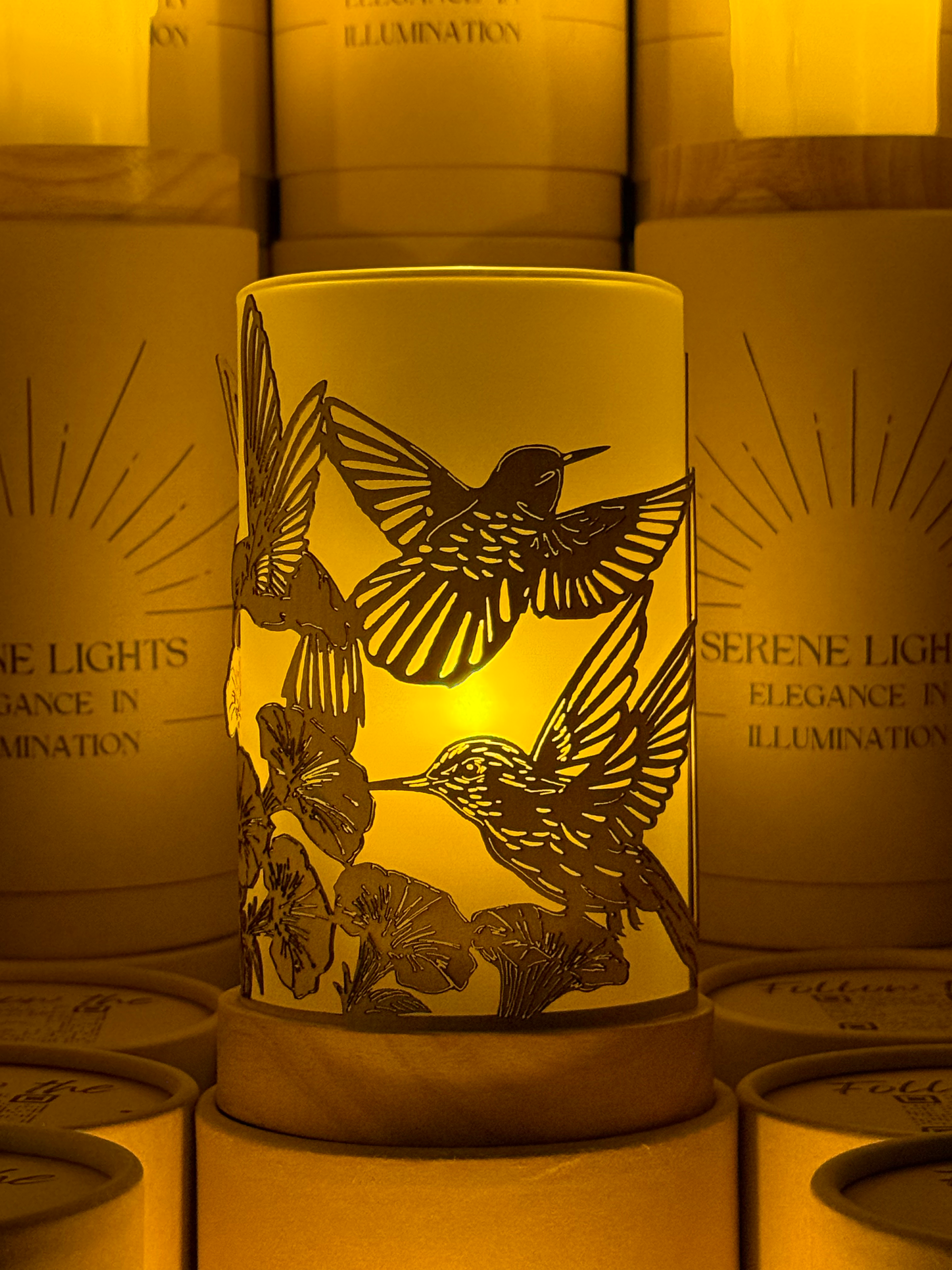 Serene Lights - Vente Décorations de table - Porte-bougie décoratif avec colibris en vol – Gravé au laser, placage de bois fait main, bougie LED rechargeable2