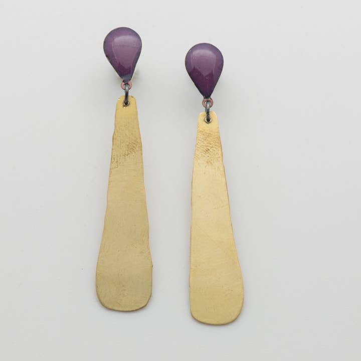 Lilafarbene Isis Ohrringe für den Großhandel von ELZA PEREIRA