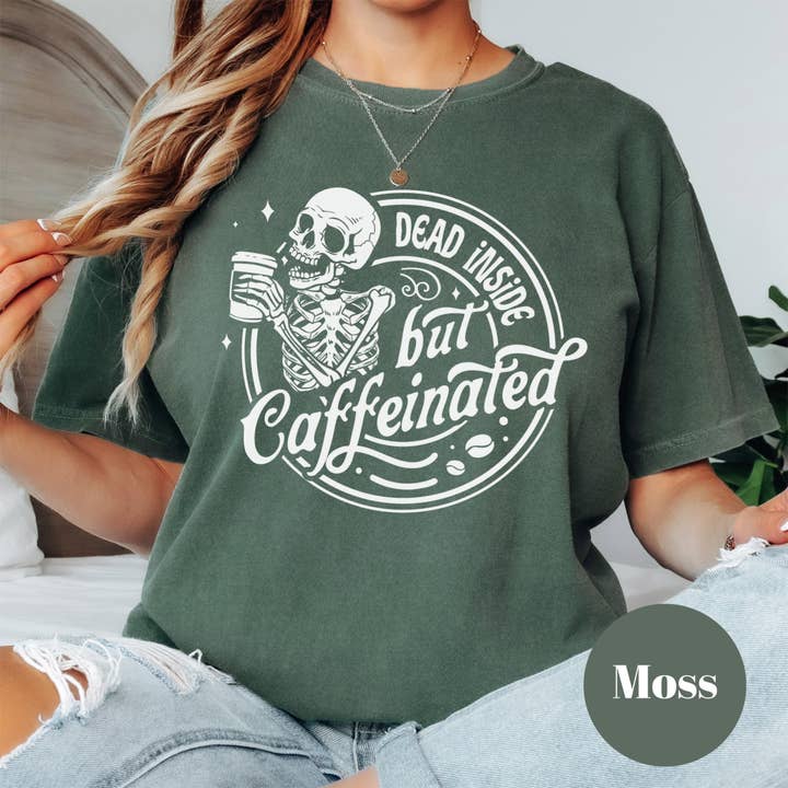 Epic Life - Designed - Vente T-shirt à imprimés – femme - T-shirt "Mort à l'intérieur mais caféiné", T-shirt amusant avec squelette et café Comfort Colors®, T-shirt d'humour noir pour femmes fatiguées, cadeau pour amatrice de café gothique.5