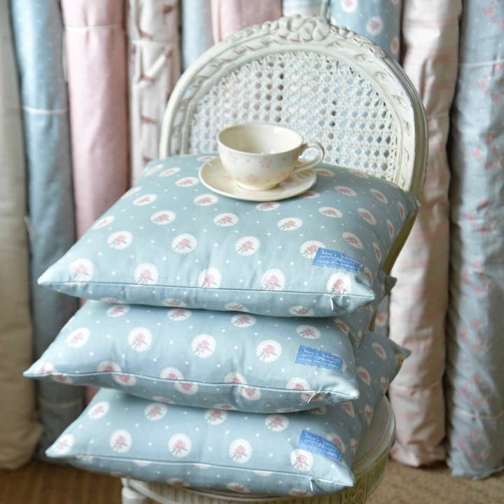 Fodera per cuscino della collezione Medallion con sfondo blu Gustaviano per la vendita all'ingrosso da parte di Vero's World