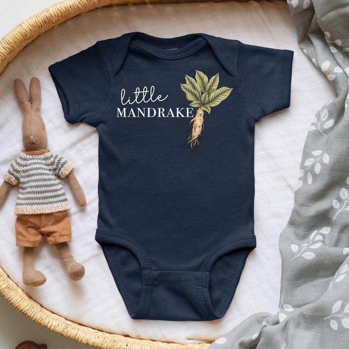 Body de Mandrágora Inspirado em Potter Body Nerd para Bebé Body para Chá de Bebé Roupa para Recém-nascido Ervas e Plantas Roupa Infantil para Pequenos Leitores por atacado de Keen Bee Studio