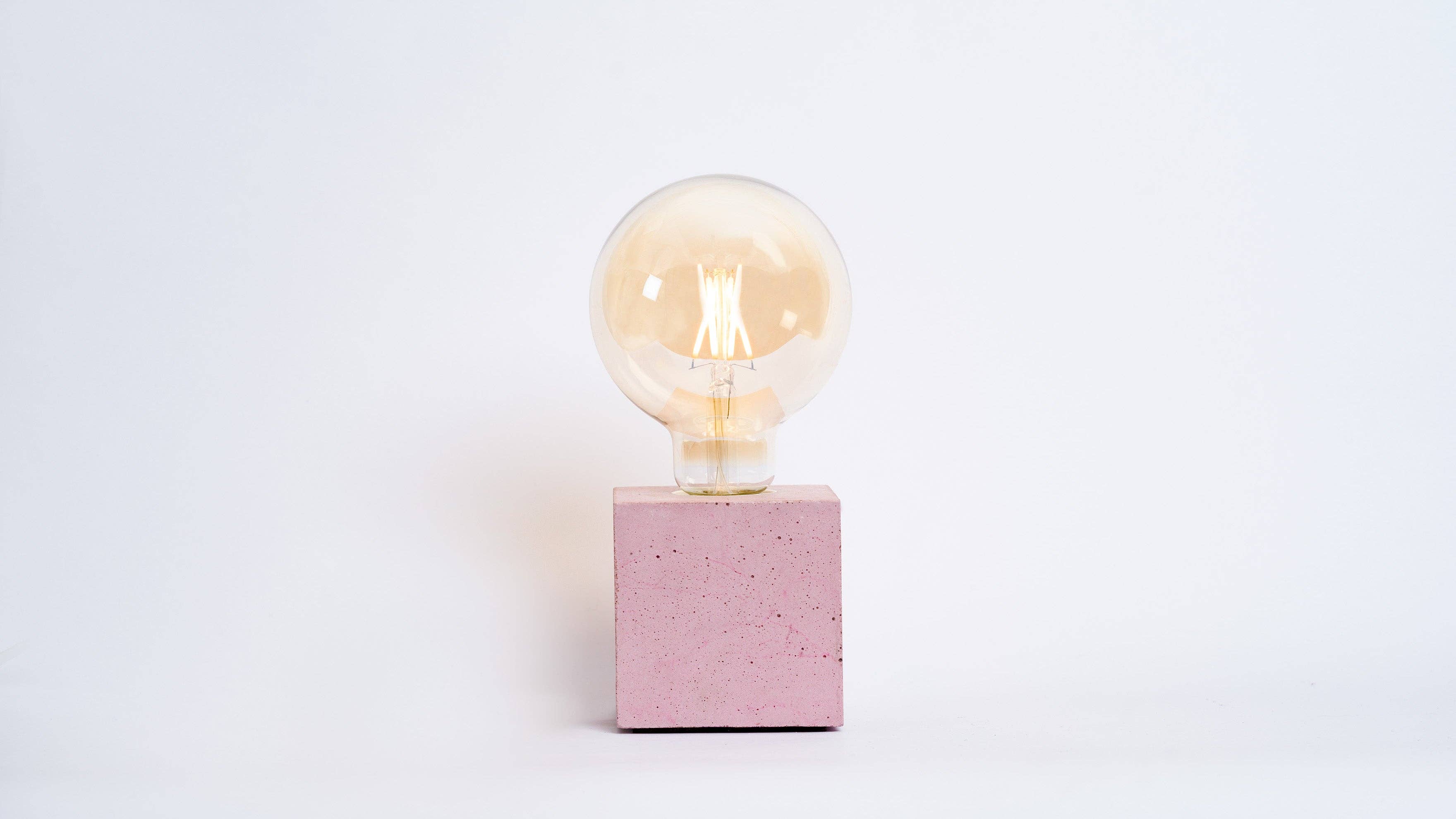 Junny – Großhandel Akzent-/Schreibtischleuchte – Lampe Cube - Pastellrosa Beton