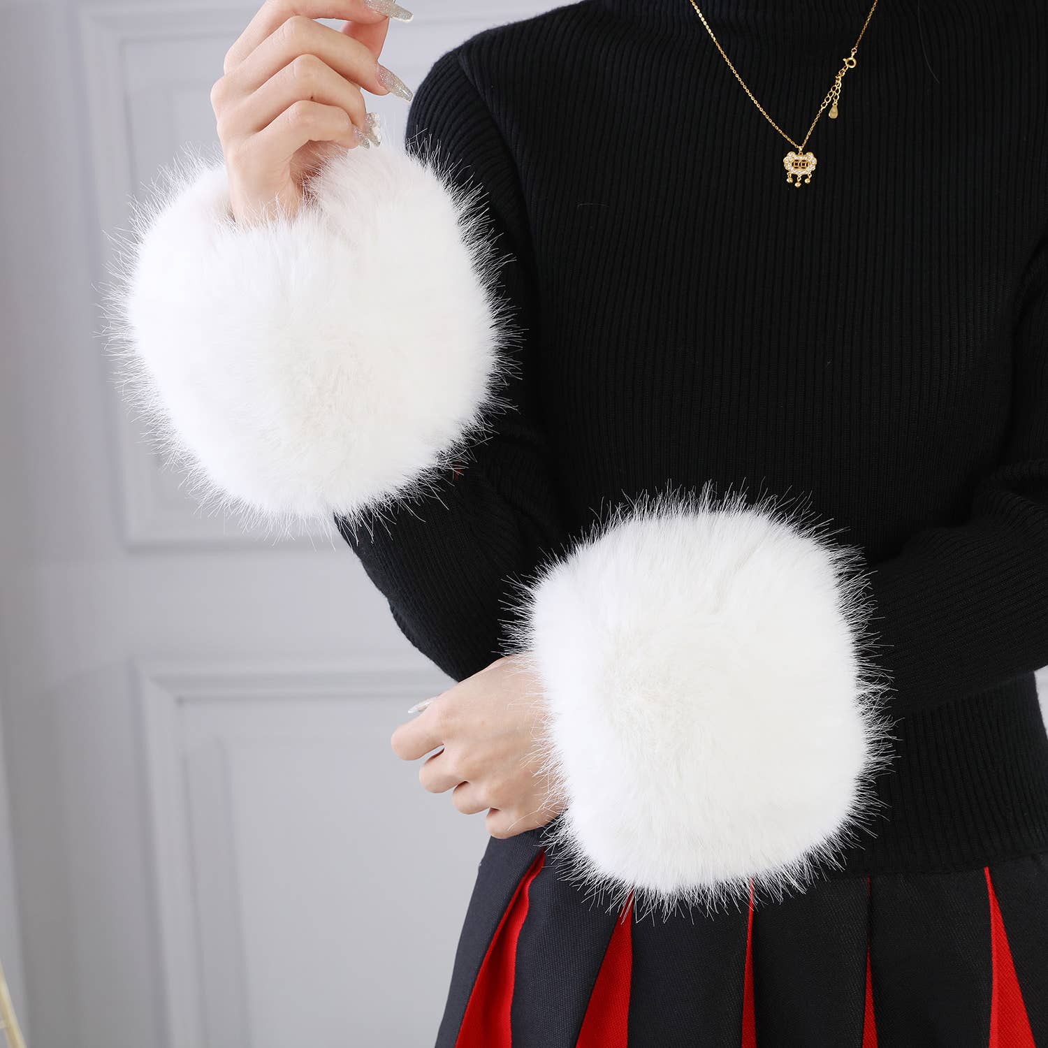 PEACH ACCESSORIES - Wholesale Fur/Faux Fur Coat - Women's - Glamorous Faux Fur Cuffs 0088