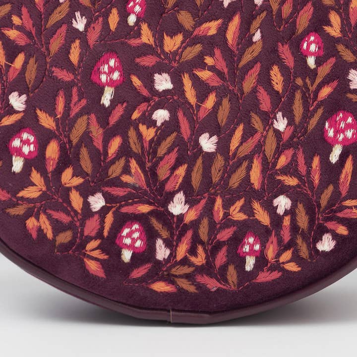 Fable England – Großhandel Umhängetasche - Damen – Magische Pilz bestickte runde Samttasche – US, UK & EU6