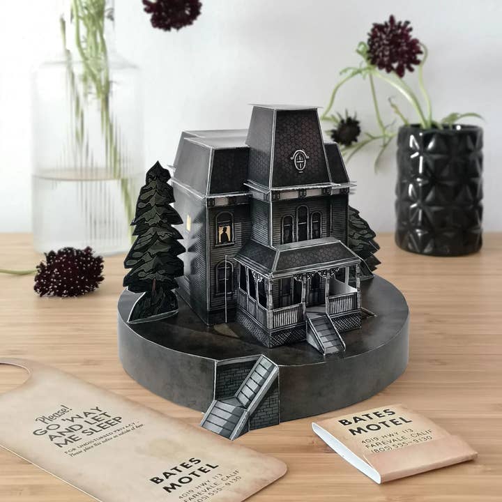 KikoIlustrador - Venta al por mayor Artículo decorativo de mesa - CASA DE PSICOSIS - "No Molestar" - Escala H0 - DINA4