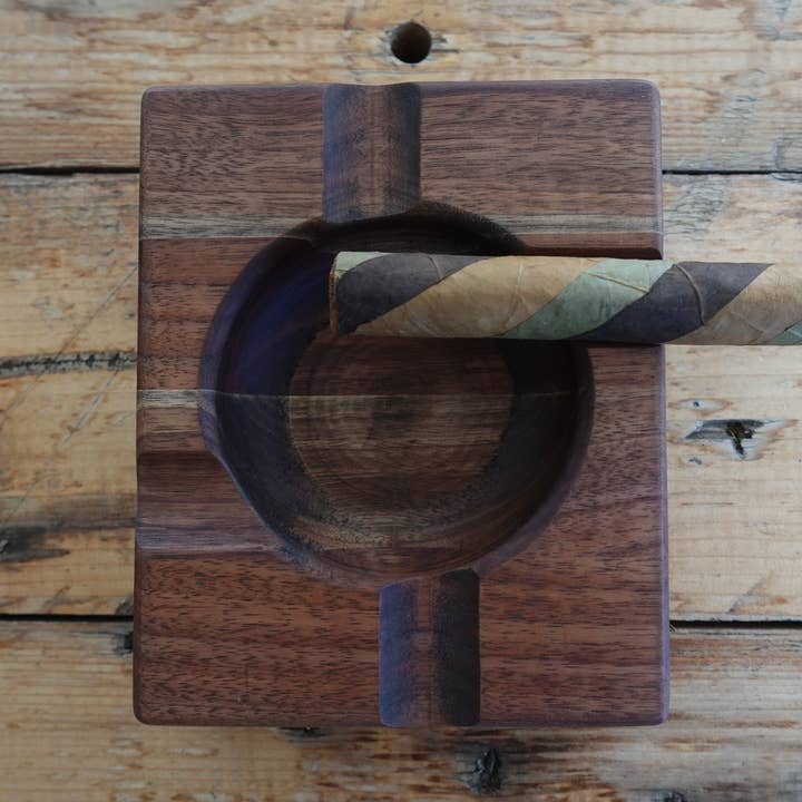 10292025W1F4 Walnoot Sigarenasbak voor wholesale door The Gant Collective