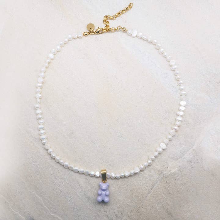 COLLANA CON ORSETTO NOSTALGICO VIOLA CHIARO per la vendita all'ingrosso da parte di CIAO.STUDIOS