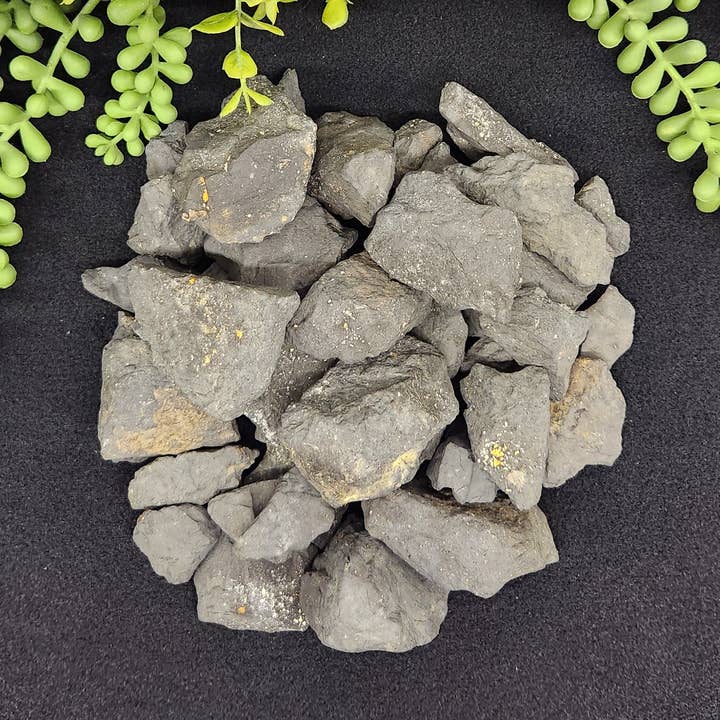 Shungite ruvida (circa 1-3 pollici) per la vendita all'ingrosso da parte di Meraki Gemstones