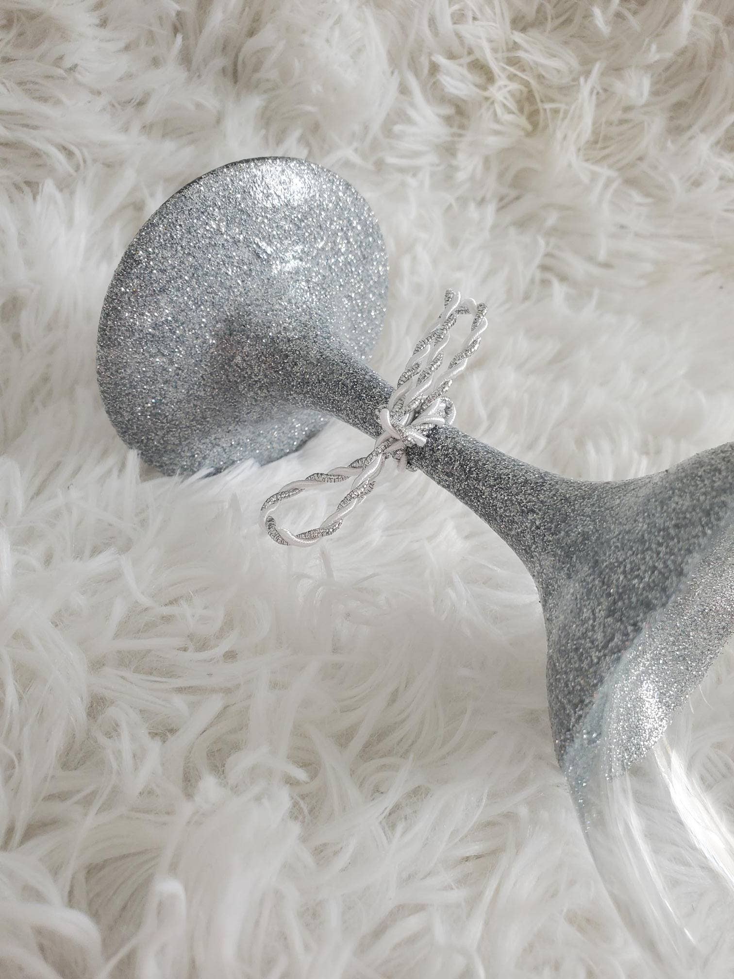 Tots And Tumblers Art – wholesale Wine glass – Cheers to the New Year Silver Glittered Stemmed Wine Glass7