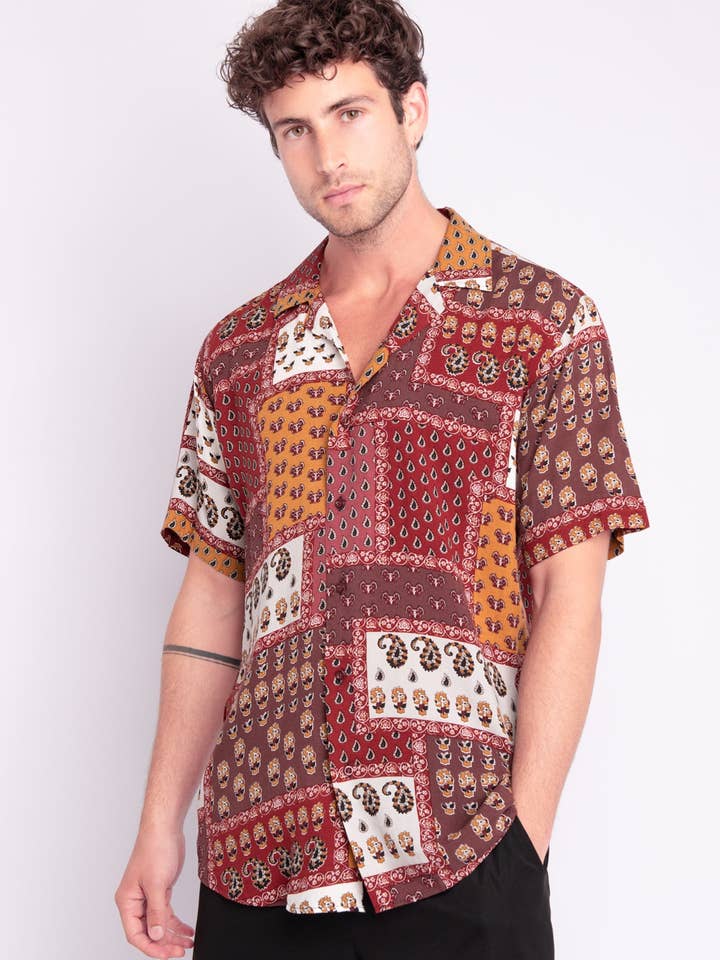 Mönstrad skjorta med kort ärm och cubansk krage - röd för wholesale av AARHON