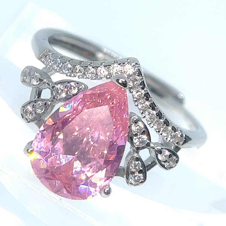 Rosafarbener Kristallring in Tropfenform, Statement, edel, elegant, ausgefallen für den Großhandel von Holicca
