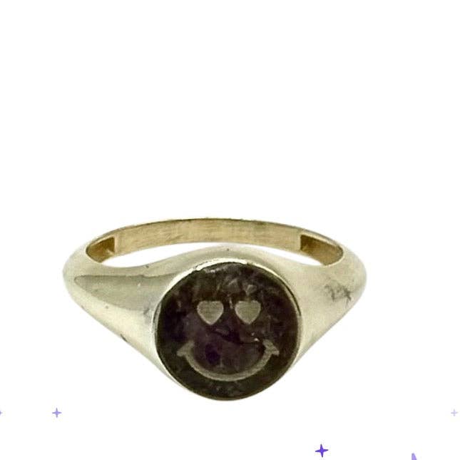 Bague visage souriante pour la vente par Anna Lou of London