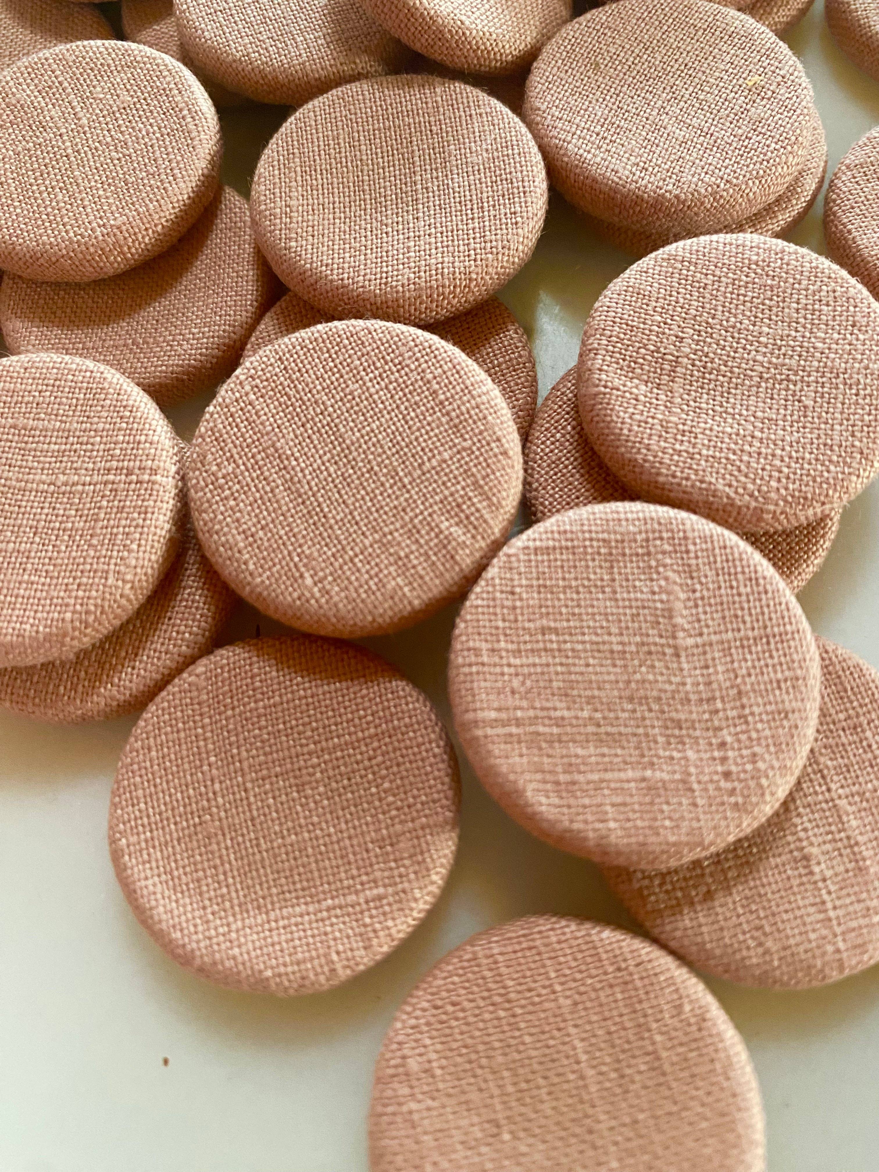 Pretty Wild - Venta al por mayor Botones/broches - Botón forrado de lino coloreado de 2,5 cm de diámetro1