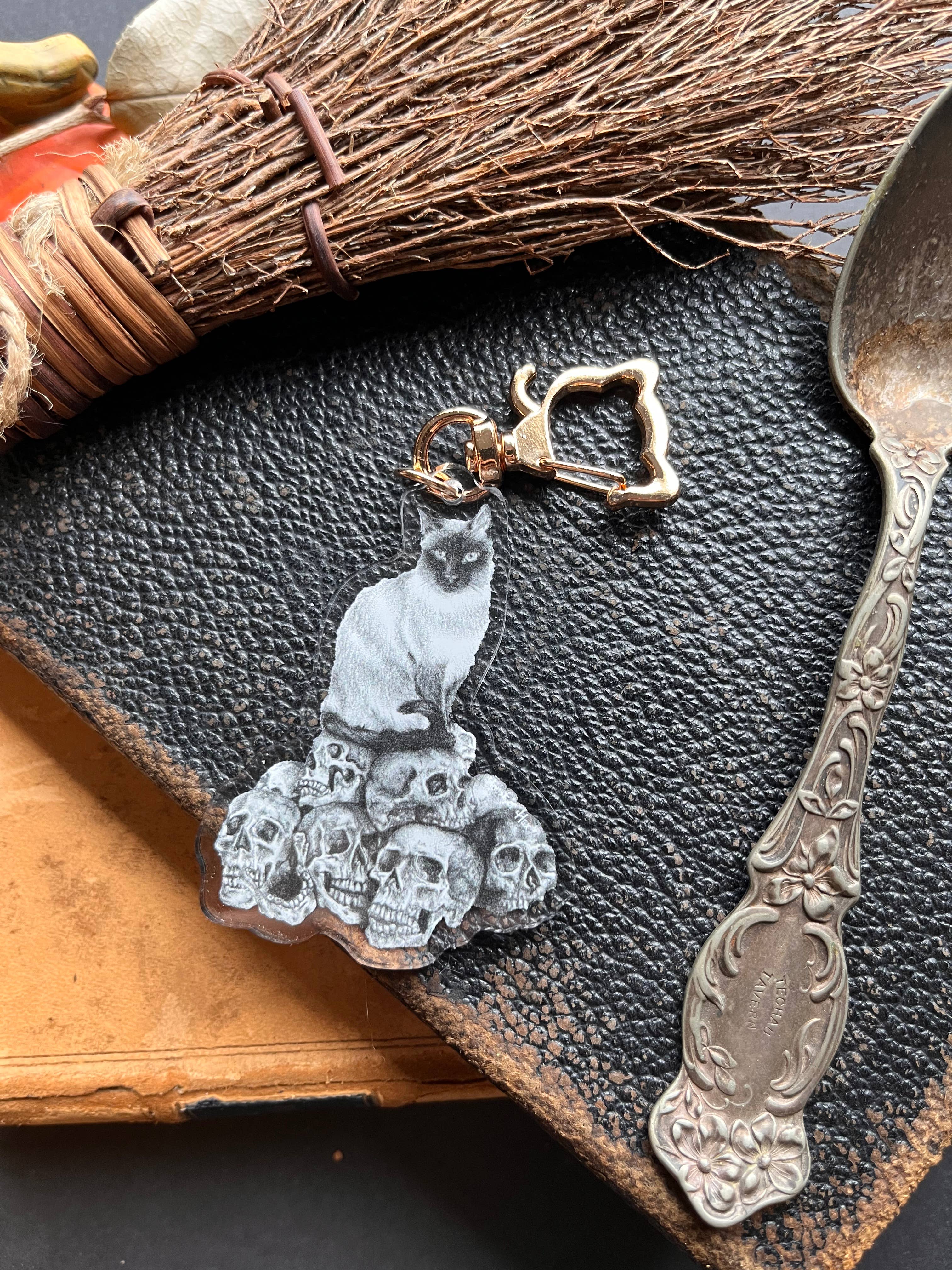 House of Hex - Venta al por mayor Llavero - Mujer - Llavero con forma de calavera de gato | accesorios | decoración de brujas | bruja3