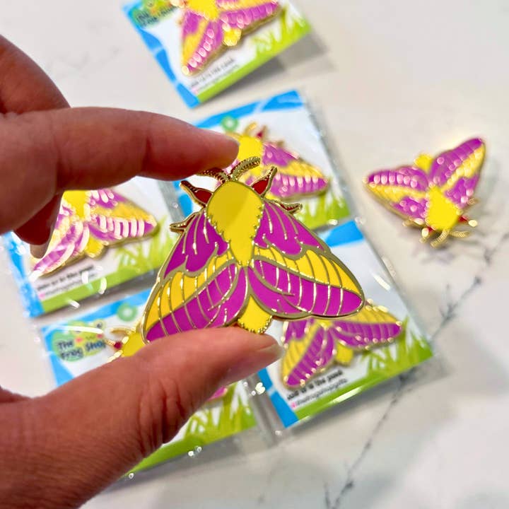 Roze maple moth emaille pin voor wholesale door The Frog Shop