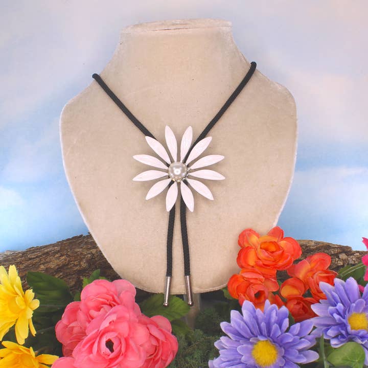 HHH Designs - Venta al por mayor Collares con colgantes/abalorios - Corbatas esmaltadas tipo Daisy Bolo de 79 mm, puntas plateadas, fabricadas en EE. UU., cada una