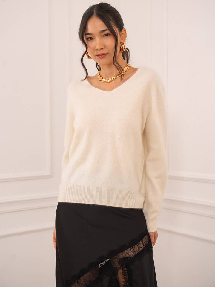 CHOKLATE PARIS - Wholesale Knit Sweater - Women's - Brushed cashmere & wool V-neck sweater - A8895