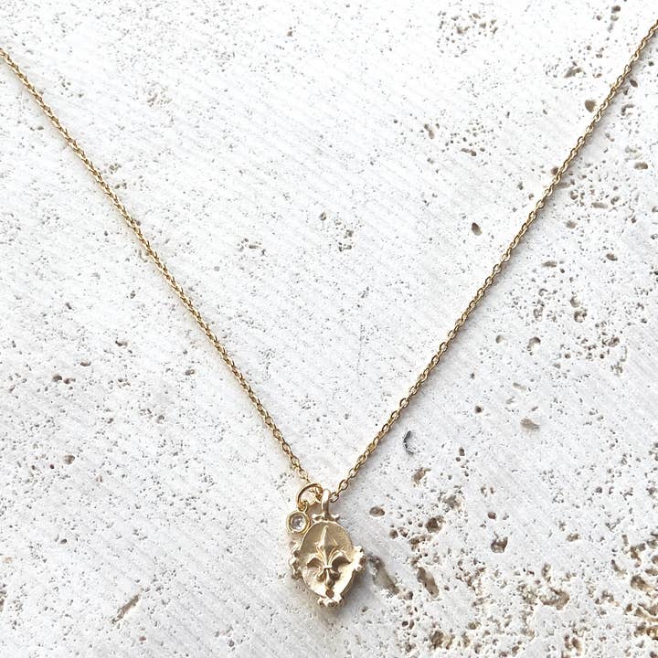 VB&CO Designs Handmade Jewelry – Großhandel Kette mit Anhänger/Charm – Zärtliche Halskette mit Fleur de Lis, mehrlagig, Gold, Louisana Paris1