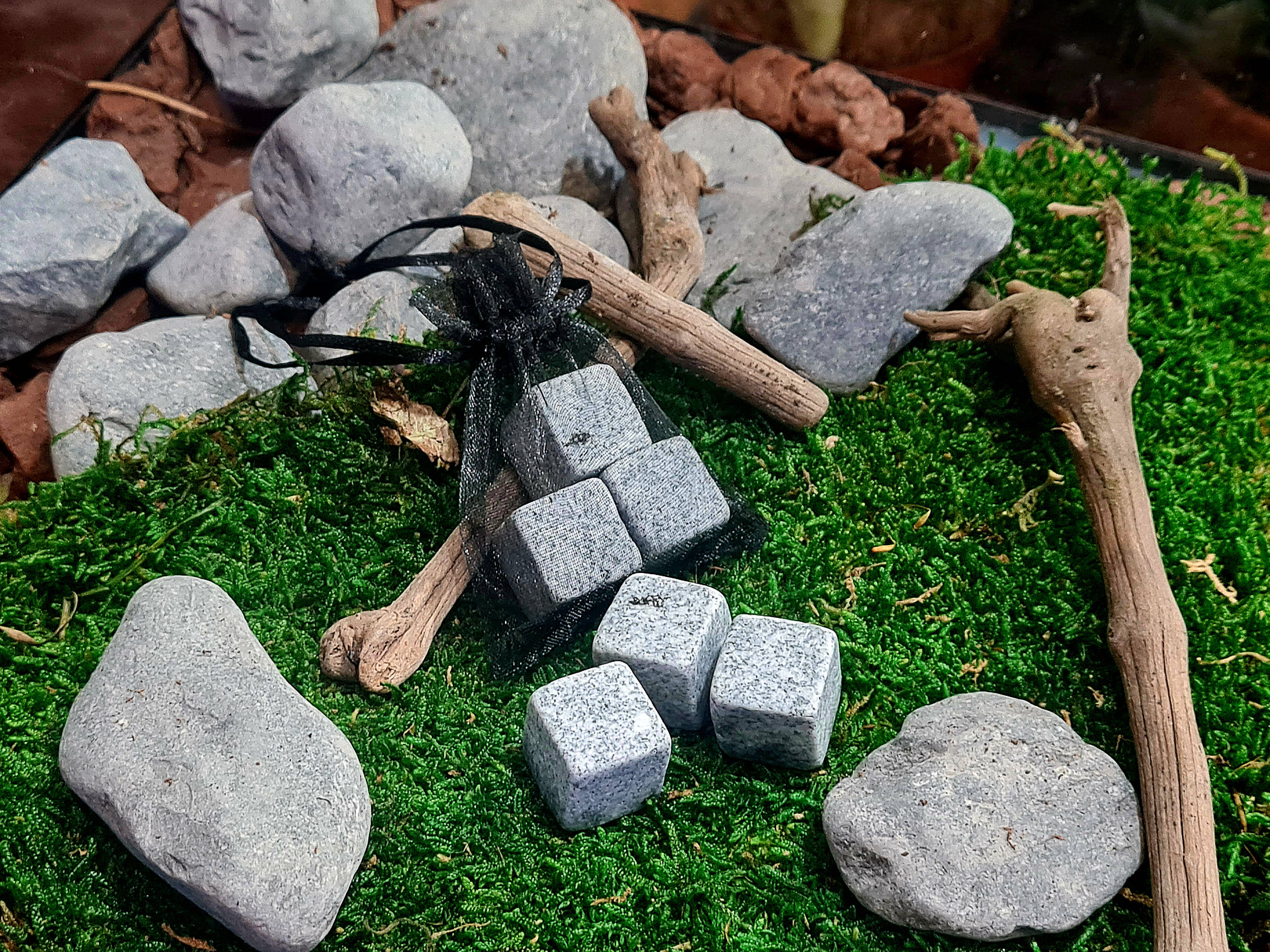 Sostraw & SmartThings - Wholesale Cocktail/likeur glas - Japanse glazen geschenkset met houten doos, granieten ijsblokjes en onderzetters | 3107