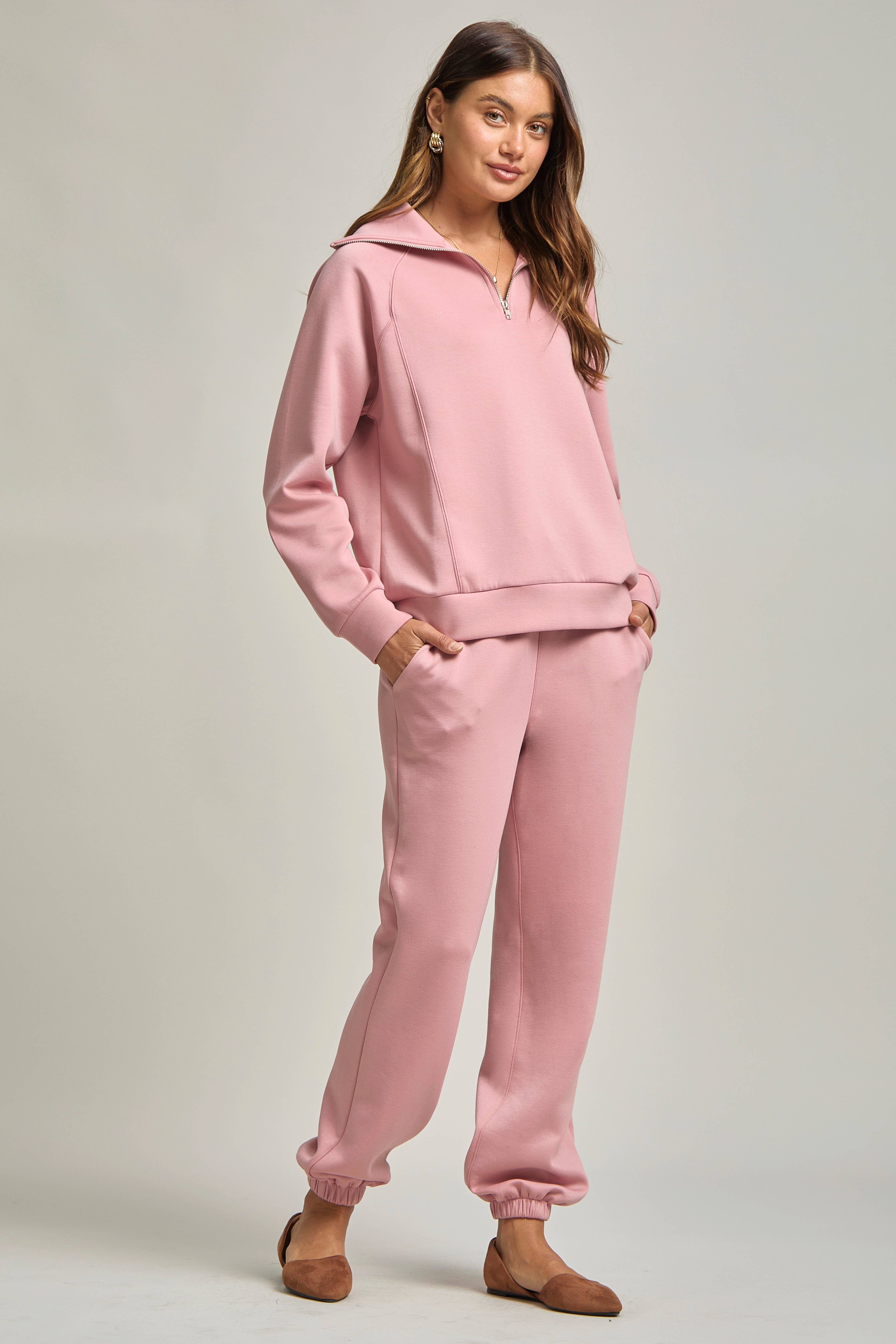 Dear Scarlett – Großhandel Loungewear-Set – Damen – Reiseset aus Modal-Pullover mit viertelförmigem Reißverschluss und Jogginghose22