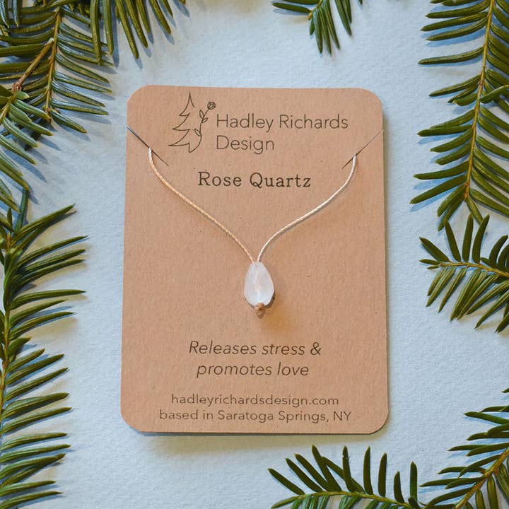 Collier avec pierres précieuses en quartz rose et cordon marron clair pour la vente par Hadley Richards Designs