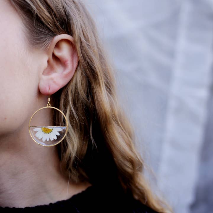 Boucles d'oreilles Demi Marguerite pour la vente par Nordic Flowers