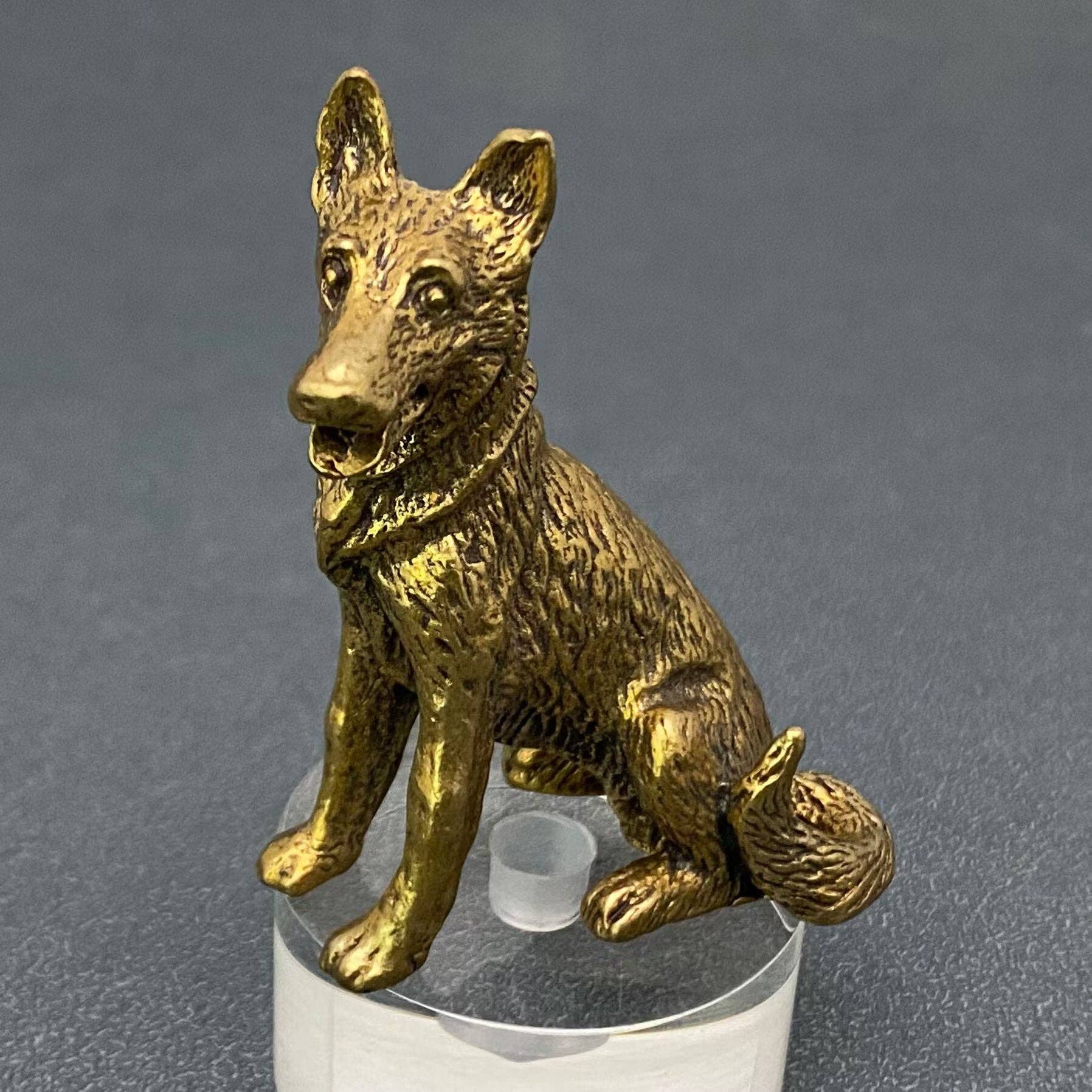 Mio Queena – Engroshandel Pyntefigur – Skrivebordsdekoration i messing fra Brass Dog Crafts1