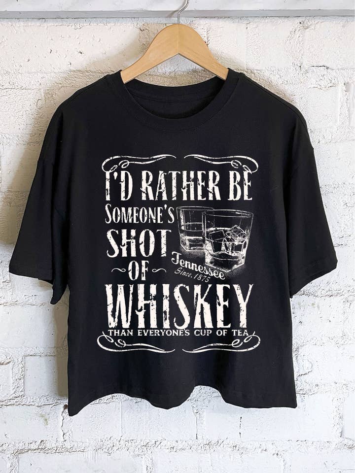 AUFNAHME EINES LANGEN CROP-TOPS MIT WHISKEY-GRAFIK AUS TENNESSEE für den Großhandel von Rustee Clothing