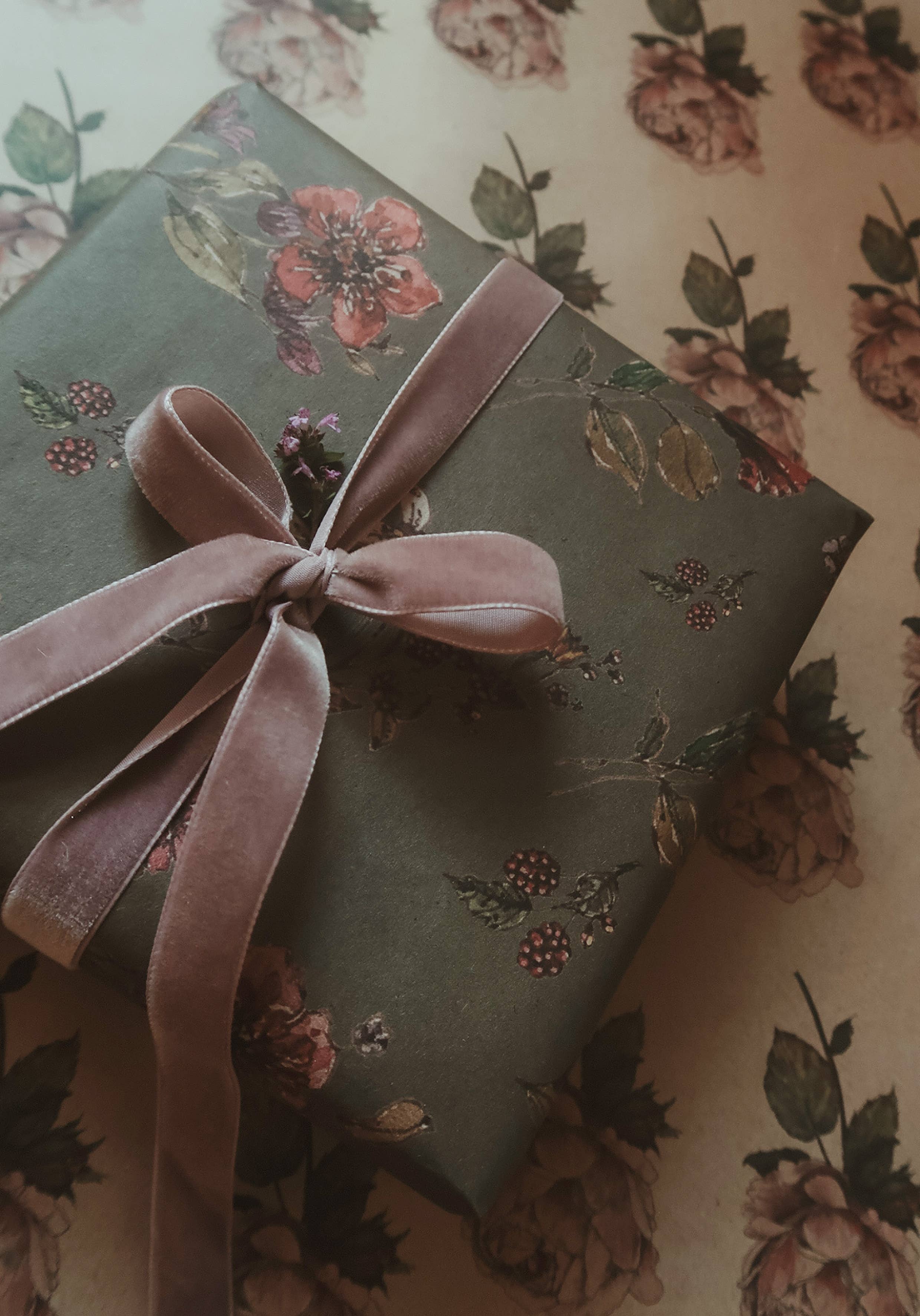 MyDesignPictures – wholesale Wrapping paper roll – Set Of 3 Pieces Flowers on dark gray kraft Wrapping Paper11