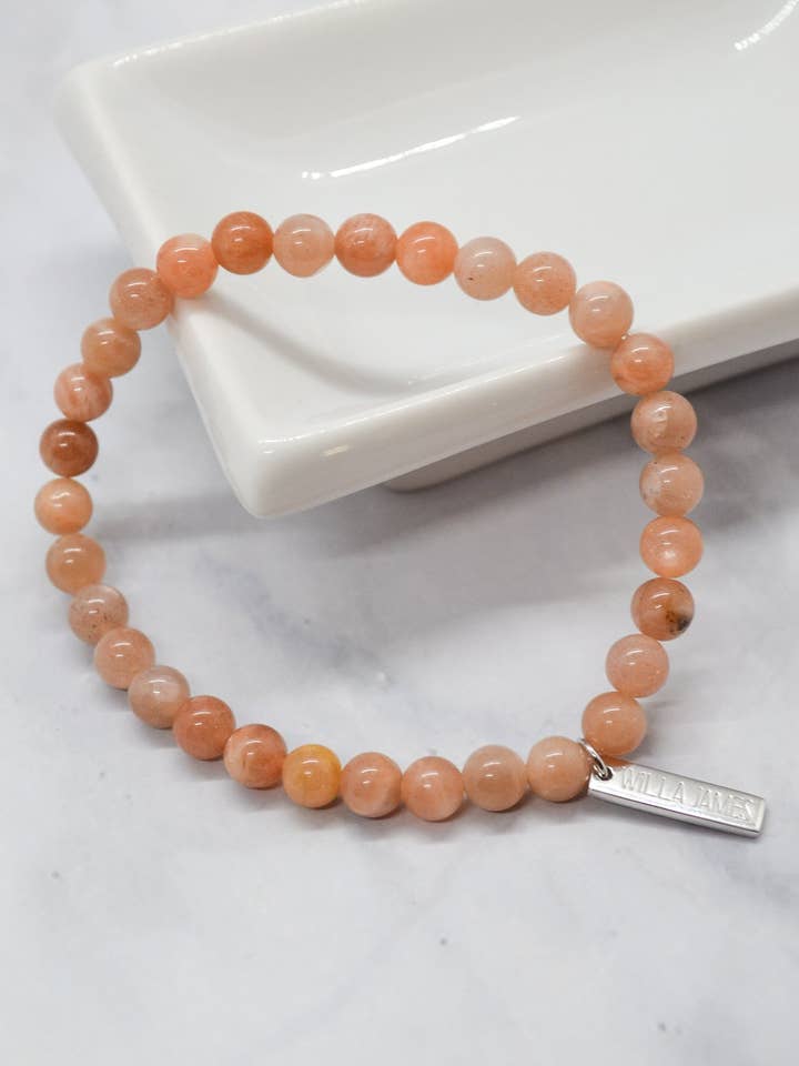 Bracelet extensible pierre de soleil polie plaqué rhodium blanc confiance et estime de soi pour la vente par Willa James