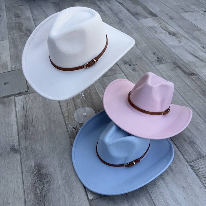 Chapeau de Cowboy Végan – Charme Western avec Détail de Ceinture pour la vente par Bella Betty