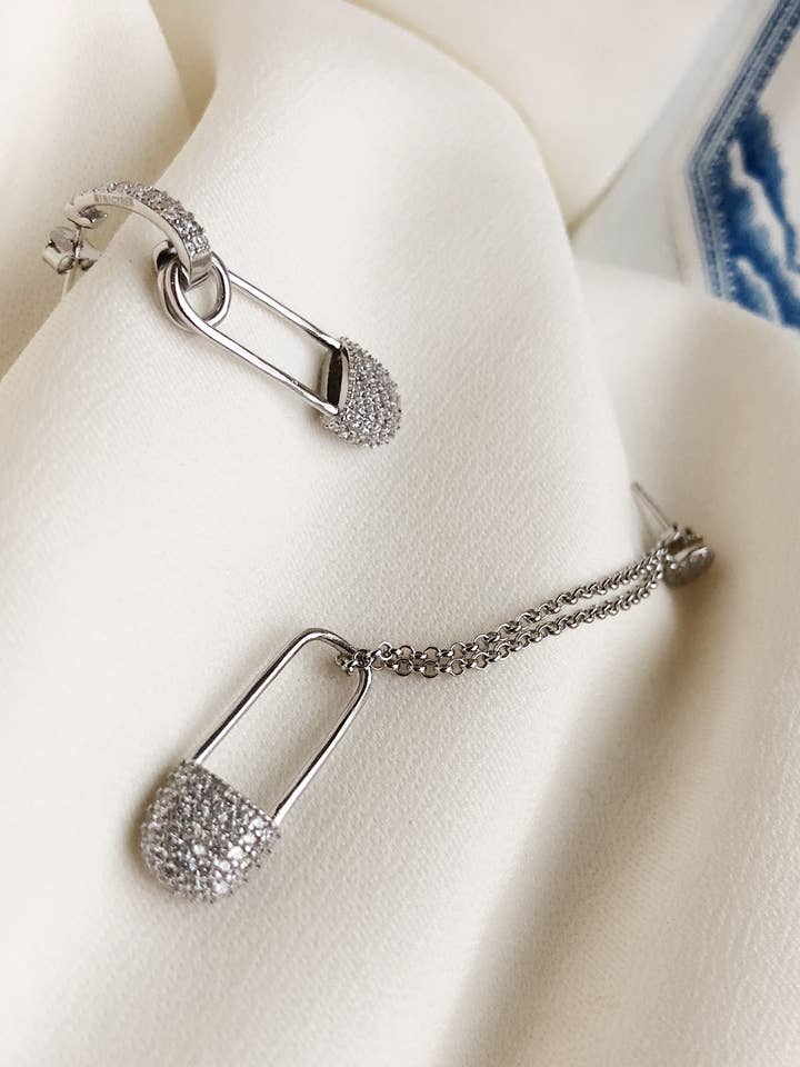 Pendientes de seguridad con pavé de circonitas para venta al por mayor de MINICYBER STUDIO