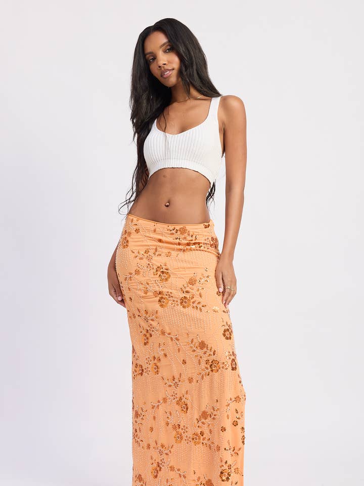 JUPE MAXI À TAILLE BASSE AVEC FENTE ET PERLES pour la vente par Emory Park