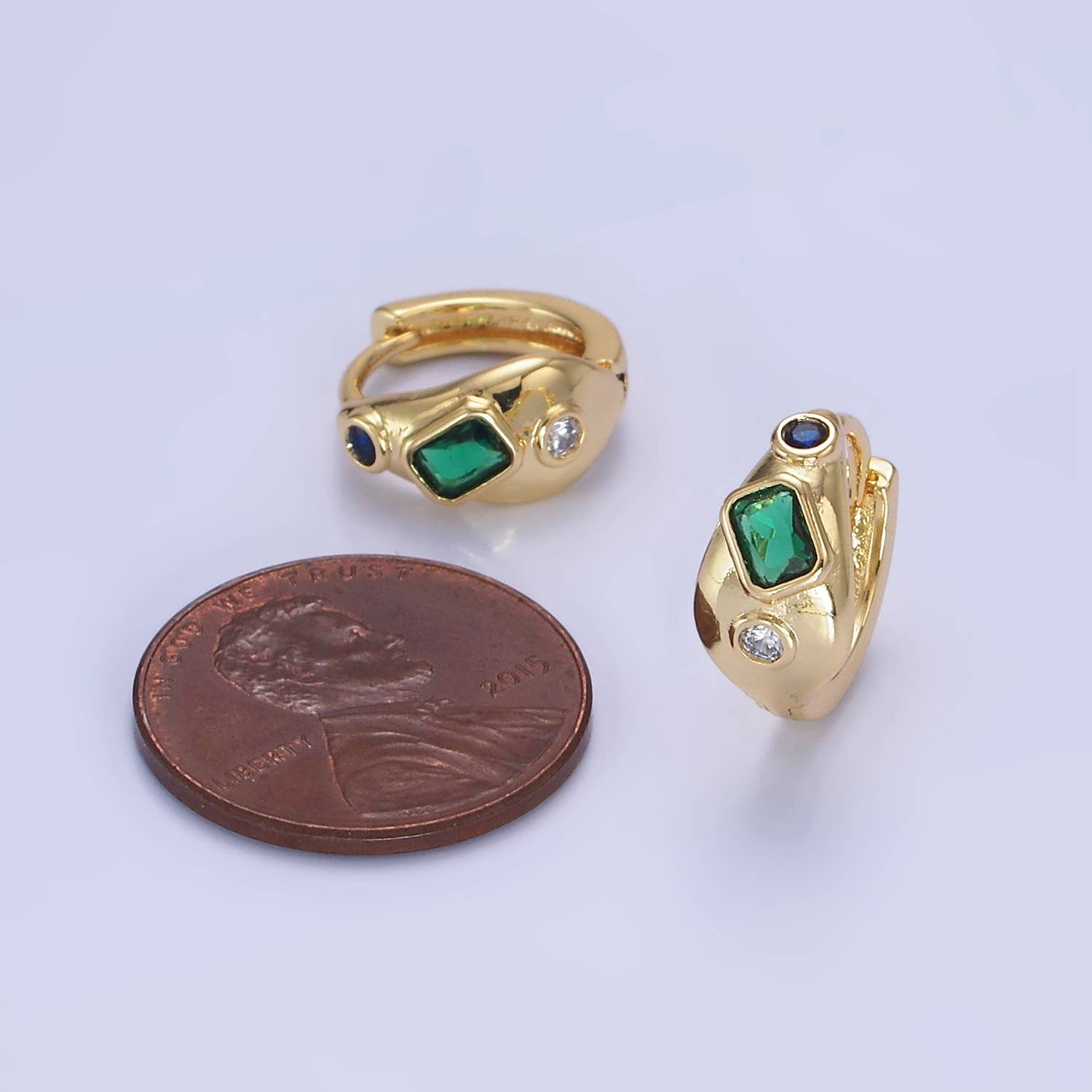 Aim Eternal - Wholesale Huggie oorbellen - 14-karaats goudgevulde CZ veelkleurige abstracte gesmolten huggie-oorring2