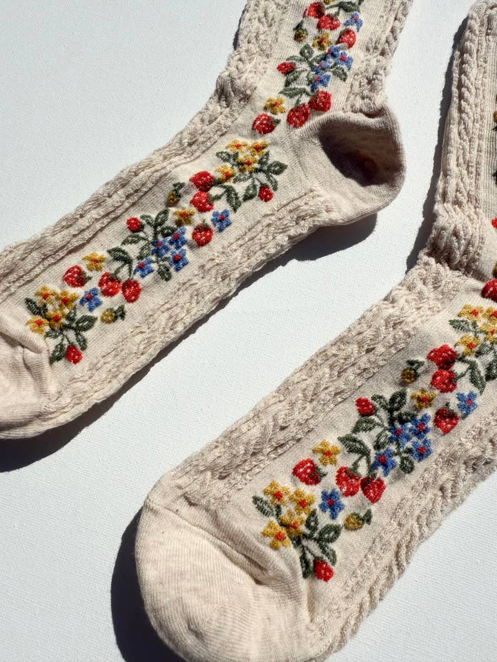 Billy Bamboo - Wholesale Socks - Women's - WILD STRAWBERRY SOCKS