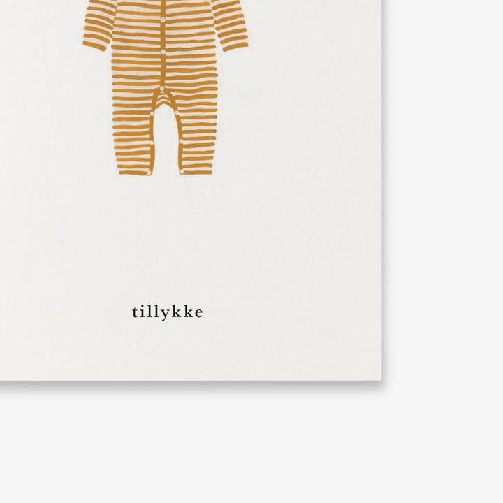 Kartotek Copenhagen – wholesale Babykort – Litet gratulationskort // Sparkdräkt Okker (grattis) (danska)