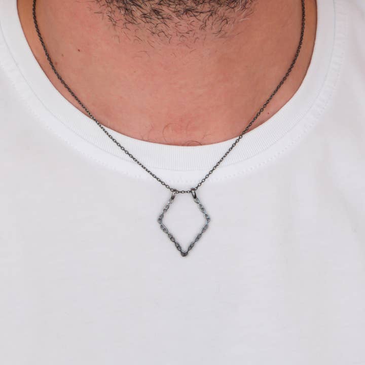 Ringholder Halskæde Mænds sort tyk kædemulighed Geometrisk ringholder Halskæde Magisk ringholder Vedhæng Mandegave til kirurg for engroshandel hos Gowa Design