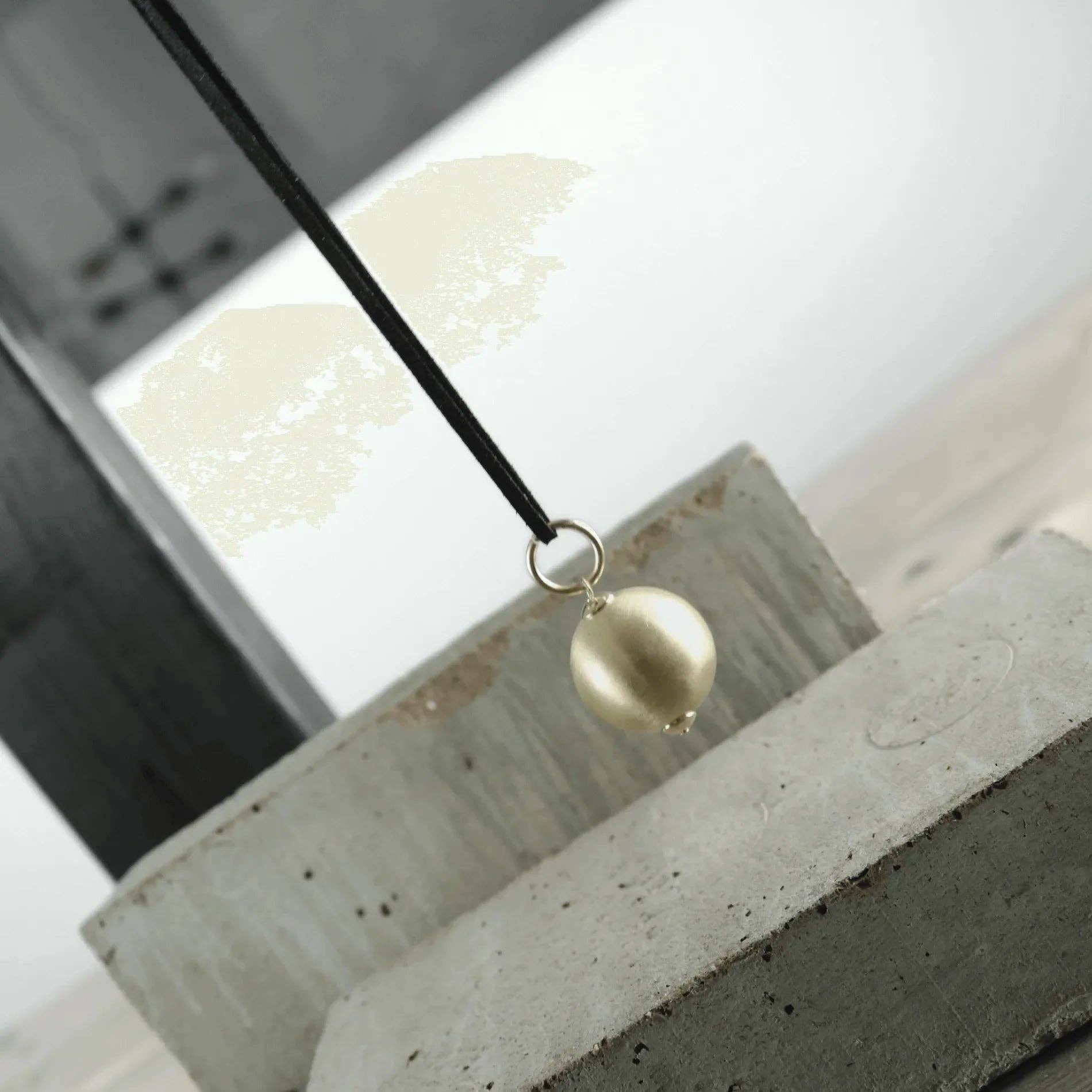 Dansk Copenhagen - Vente Colliers à pendentif - Collier en daim méga boule multi-stylable Tabitha plaqué or2