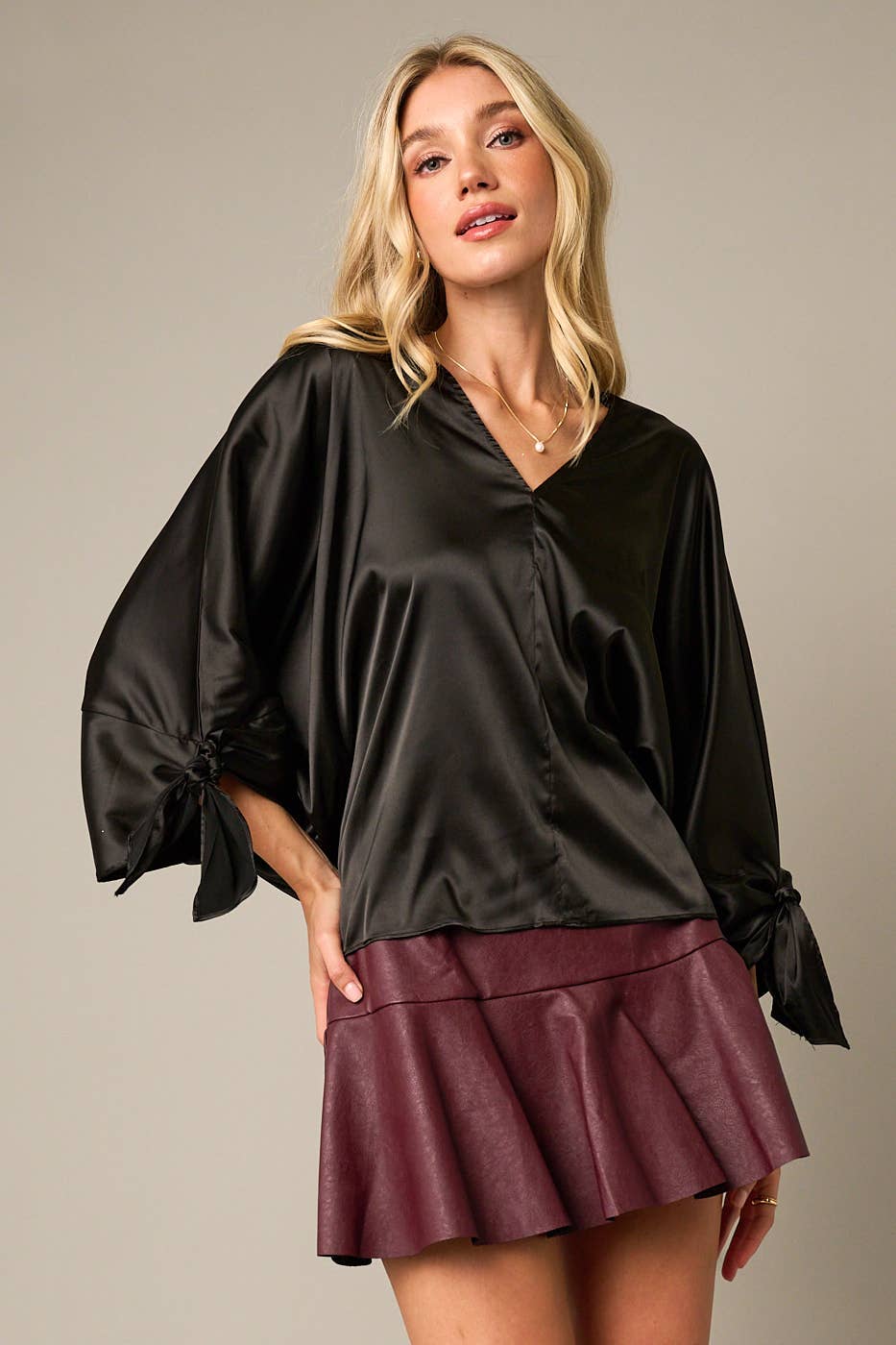 mittoshop - Vente Chemisier – femme - BLOUSE EN SATIN À MANCHES LONGUES AVEC DÉTAIL NŒUD ET COL EN V20
