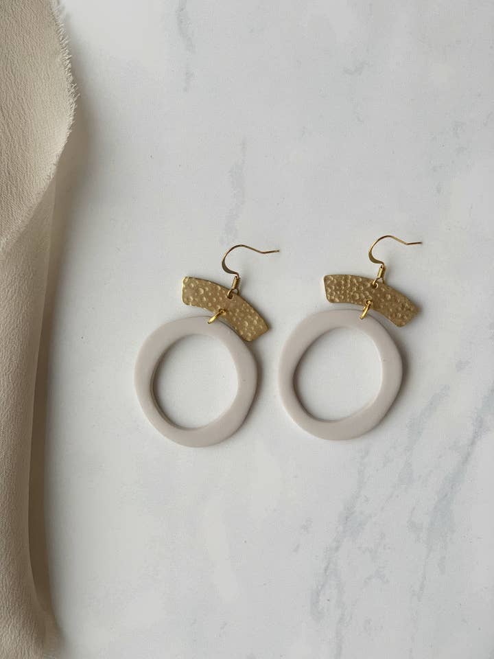 Orecchino a Gancio Golden Eden in Taupe per la vendita all'ingrosso da parte di Clay By Denae