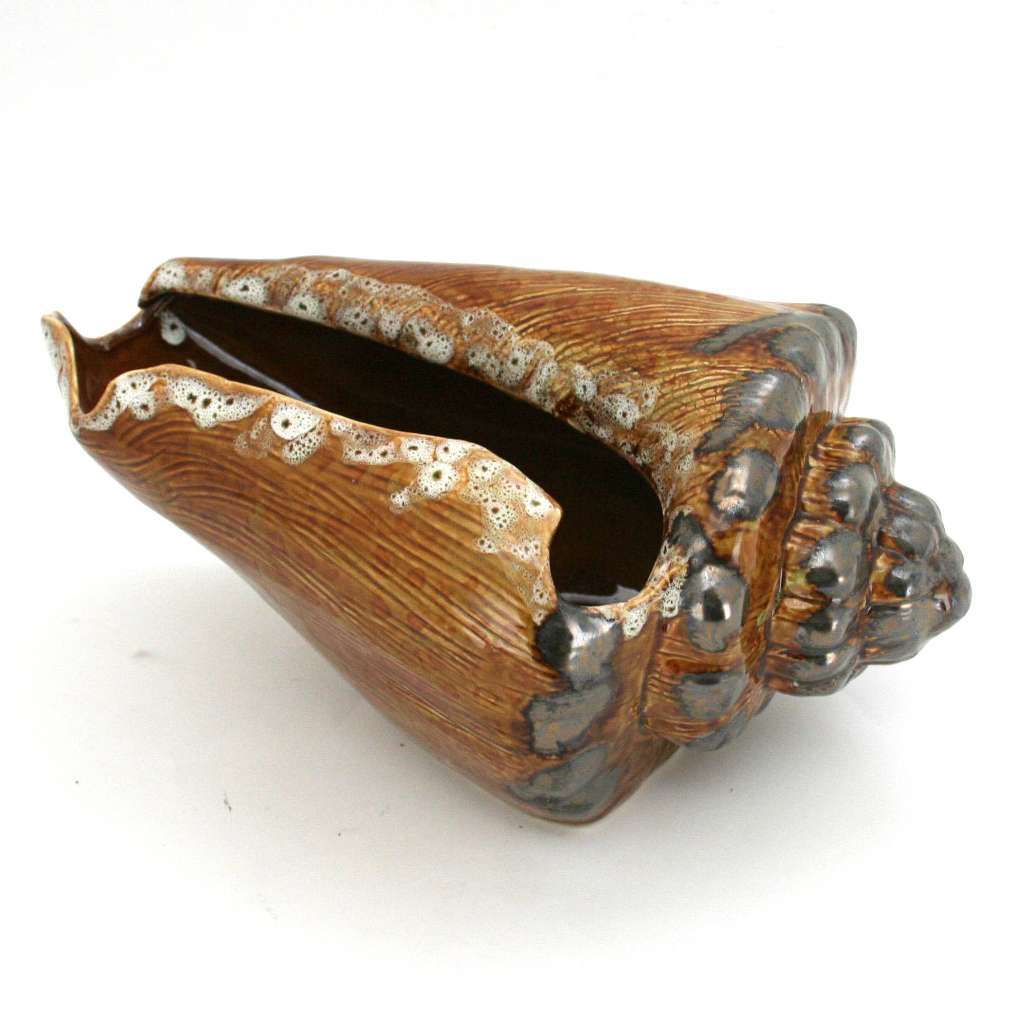 Modern Coastal by Contrast Inc. - Vente Décorations de table - Coquille de cône en céramique1